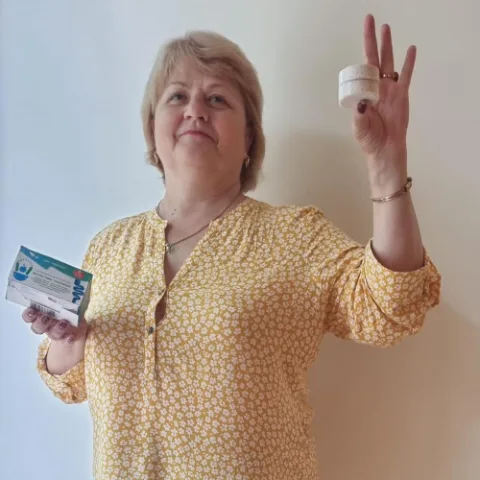 Septifix customer holding a box and tablet